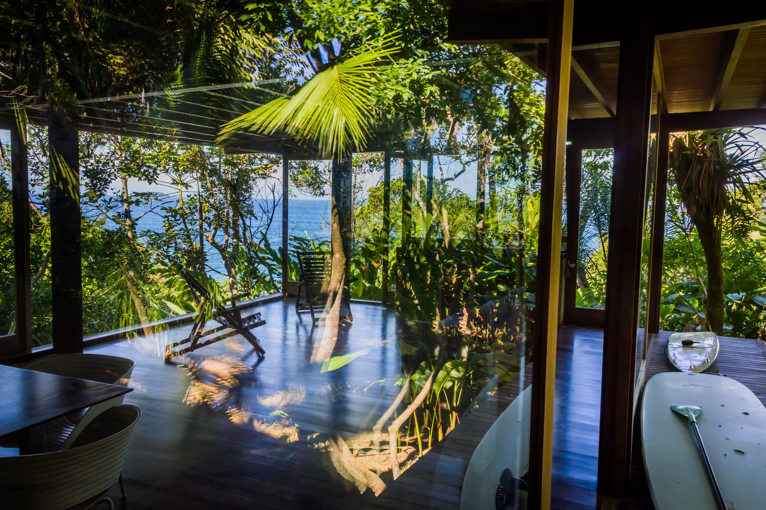 Casa de madeira e vidro